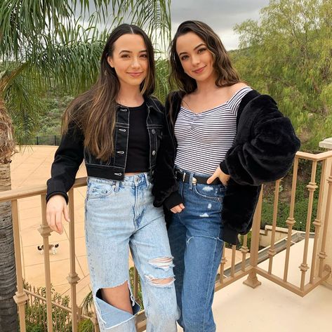 Merell Twins, Veronica And Vanessa, Veronica Merrell, Vanessa Merrell, Merrell Twins, La Girls, Cute Date Outfits, Famous Youtubers, Twin Outfits