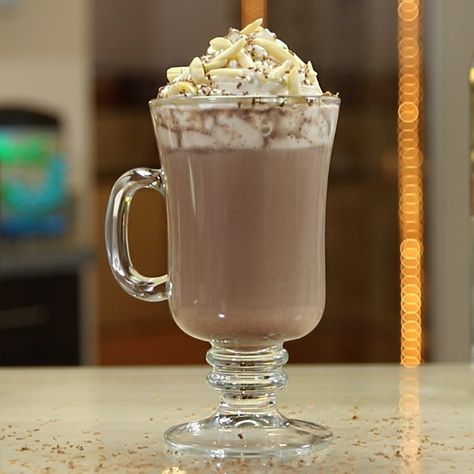 Need a little night in by the fire but also want to get a bit tipsy? Try this Amaretto Hot Chocolate, which contains a mix of amaretto, vanilla vodka, and hot chocolate. Add whipped cream, slivered almonds and grated chocolate for some extra sundae-ish vibes. Chocolate Cocktail Recipes, Amaretto Drinks, Classic Vodka Cocktails, Hot Chocolate Cocktail, Girly Drinks, Chocolate Garnishes, Chocolate Whipped Cream, Tipsy Bartender, Chocolate Liqueur