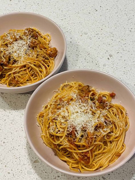 The best ever traditional italian spaghetti bolognese recipe #spaghetti #spaghettibolognese #bologneserecipe #spaghettibologneserecipe #pasta #easydinners #healthydinners #foodforkids #cookingforkids #weeknightdinners #pastasauce Traditional Spaghetti, Spaghetti Bolognese Recipe, Burger Recipes Beef, Italian Spaghetti, Comfort Pasta, Bolognese Recipe, Classic Italian Dishes, Spaghetti Bolognese, Beautiful Dishes