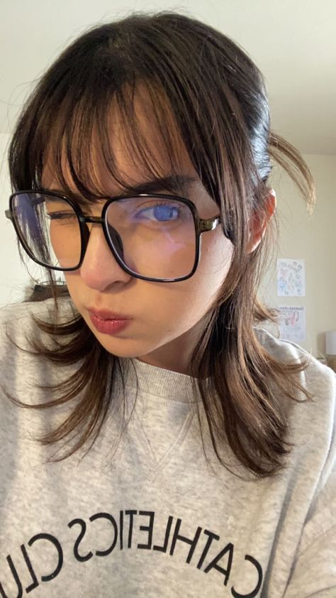 Big Rimmed Glasses, Big Nerdy Glasses, Square Glasses Aesthetic, Big Eye Glasses, Big Glasses Aesthetic, Thick Glasses Frames, Short Hair With Glasses, Big Square Glasses, Bangs With Glasses