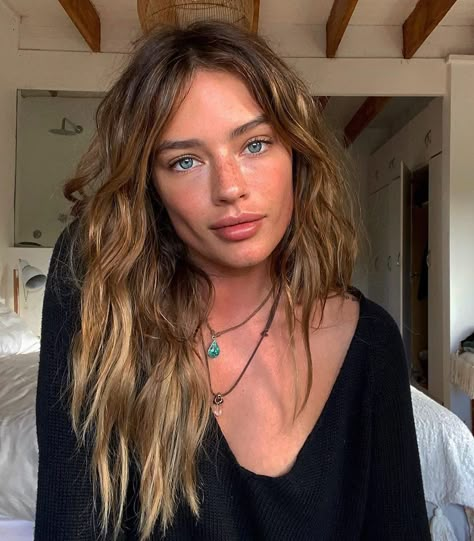 Sandy Colored Hair, Blend Brown Roots Into Blonde, Blonde Hair W Brown Roots, Beachy Ombre Hair, Surfer Brown Hair, Surfer Girl Hair Brunette, Beachy Hair Color Brunette, Brunette Surfer Girl, Brunette Beach Hair