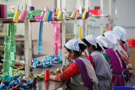 Altering The Apparel Industry: How The Blockchain Is Changing Fashion Factory Worker, Garment Workers, Stock Broker, Textile Industry, The Fashion Industry, Fashion Revolution, South Asia, Fashion Industry, Blockchain Technology