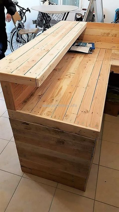 Palet Bar, Pallet Bar Diy, Pallet Bar, Diy Home Bar, Diy Bar, Diy Holz, Basement Bar, Into The Wood, Diy Pallet Projects