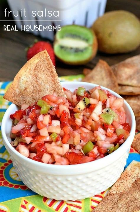 This simple FRUIT SALSA recipe is a fresh and easy dish that's wonderufl served on homemade cinnamon chips! Salsa Recept, Fruit Salsa Recipe, Homemade Jerky, Meat Snacks, Cinnamon Chips, Fruit Salsa, Summer Appetizer, Makanan Diet, Summer Snacks