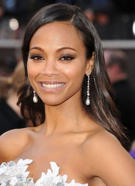 Round Eyebrows, Red Carpet Couture, Hollywood Red Carpet, Makeup Shades, Natural Black Women, Wedding Makeup Looks, Best Eyebrow Products, Zoe Saldana, White Gowns