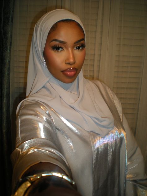 Somali Hijab Fashion, Hijab With Edges Out, Black Hijabi Makeup, Birthday Hijab Outfit, Muslim Black Women, Hijabi Makeup Looks, Black Muslim Women, Pretty Hijabi, Hijabi Makeup