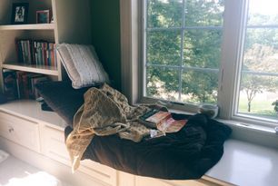 sayyouswearr: Best seat in the house☕️ Things We Left Behind, Lucy Score, Hudson Homes, Cozy Place, Home Design Decor, Left Behind, Reading Nook, Dream Room, Entryway Decor