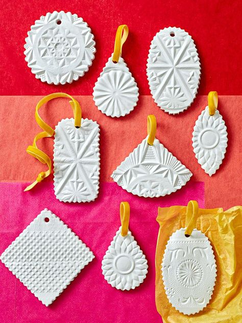 Cheap Christmas Crafts, Easy Ornaments, Farmhouse Christmas Ornaments, Easy Christmas Ornaments, Easy Christmas Decorations, Cheap Christmas, Easy Christmas Crafts, Clay Ornaments, Christmas Ornaments Homemade