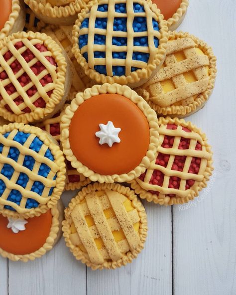 Shawna on Instagram: “More pie cookies from our market! These little guys were part of a mini pack and were easily our best seller. So it's a good thing I didn't…” Thanksgiving Cookies Decorated, Holiday Cookies Decorated, Royal Iced Cookies, Pie Cookies, Sugar Cookie Royal Icing, Thanksgiving Cookies, Sugar Cookie Designs, Fall Cookies, Fancy Cookies