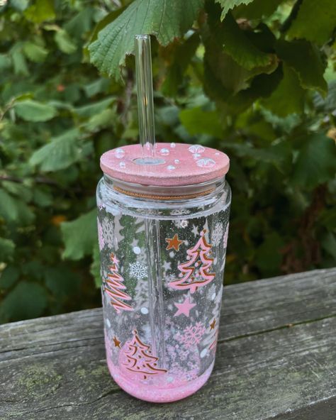 Pink Christmas Snow Globe Cup!🌲🎀 #halloween #skull #cups #custommade #smallbusiness #glasscup #snowglobe #cute #aesthetic #smallbiz #explore #explorepage Snow Globe Tumbler Ideas, Snow Globe Cups, Snow Globe Cup, Snowglobe Tumbler, Snow Globe Tumbler, Christmas Snow Globe, Tumbler Christmas, Christmas Snow Globes, Cute Aesthetic