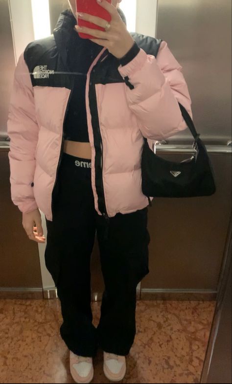 Northface Nuptse Jacket Outfit, Tnf Jacket, Maddy Euphoria, Pink North Face Jacket, Pink North Face, North Face Outfits, North Face Puffer Jacket, Cute Coats, Winter Fits