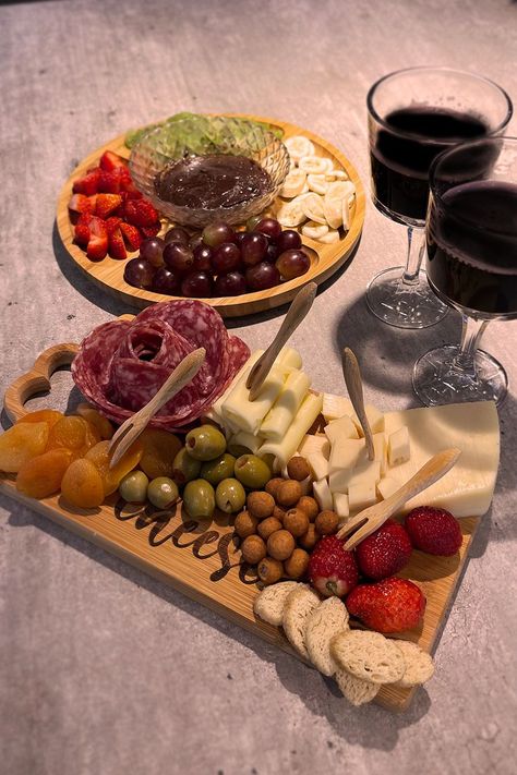 Art Ideas For Home, Wall Decorations Ideas, Grazing Food, Fondue Night, Snack Platter, Catering Ideas Food, Party Food Platters, Charcuterie Recipes, Buffet Food