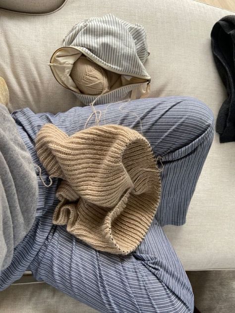 Cozy Knitting Aesthetic, Hygge Aesthetic Outfit, Costal Grandma Aesthetic Outfits, Scandi Girl Aesthetic, Costal Grandma Aesthetic, Aesthetic Grandma, Beach Outfit Ideas Summer, Coastal Grandma Aesthetic, Scandi Aesthetic