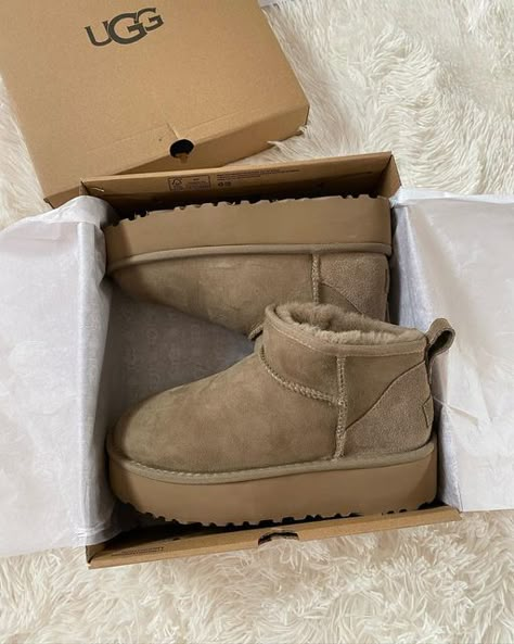 Cute Fall Shoes, Cute Uggs, Dr Shoes, Skandinavian Fashion, Ugg Mini, Shoe Wishlist, Shoe Inspo, Aesthetic Shoes, Swag Shoes