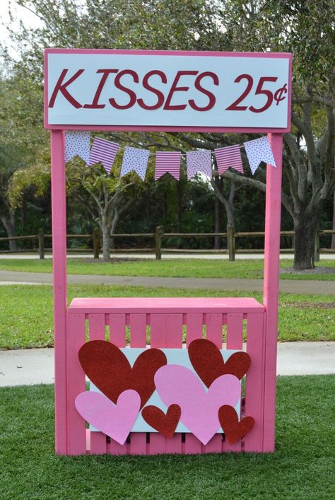 Valentine's Day kissing booth #photography #kissingbooth Kissing Booth Photography, Valentines Photo Booth, Valentines Window Display, Valentine Day Kiss, Booth Diy, Saint Valentin Diy, Valentines Bricolage, Valentines Party Decor, Valentine Photo Shoot