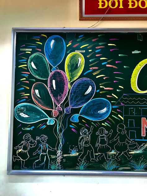 Blackboard Drawing Ideas, Class Black Board Decoration Ideas, Board Decoration Ideas School With Chalk, Black Board Decoration Ideas School, Blackboard Decoration, Birthday Chalkboard Art, School Chalkboard Art, Fun Chalk Art, Blackboard Drawing