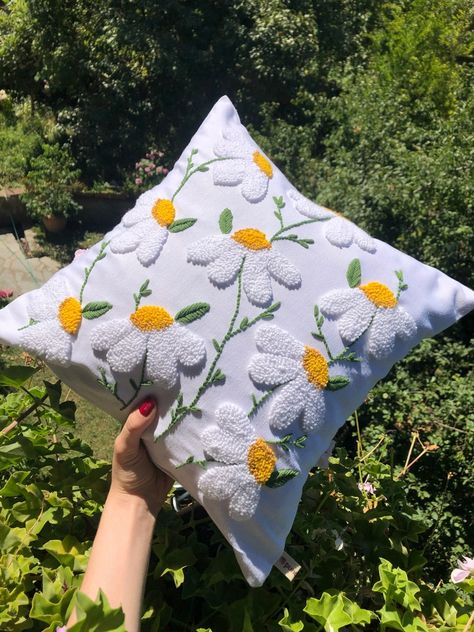 Embroidery Daisy, Punch Pillow, Daisy Pillow, Needle Cushion, Daisy Pillows, Cushion Cover Designs, Needle Embroidery, Punch Needle Patterns, Rectangle Pillow