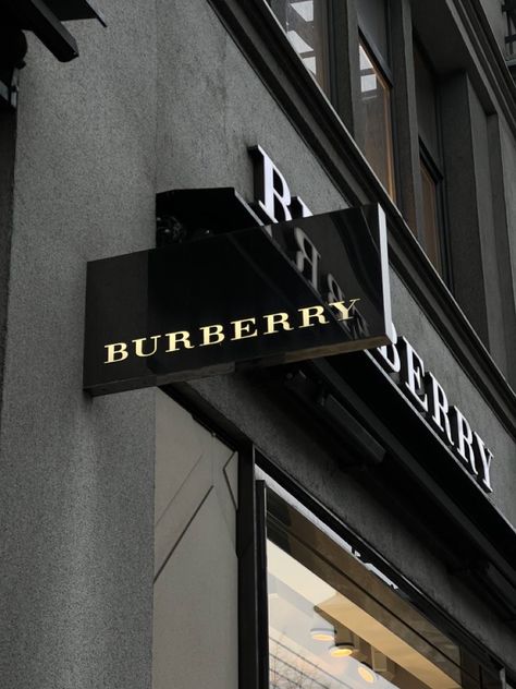 Burberry London Aesthetic, London Rich Aesthetic, Burberry Aesthetic Wallpaper, Burberry Aesthetic, Dream Lifestyle Motivation, Brunette Aesthetic, Page Layout Design, Guy Fits, Burberry Shop