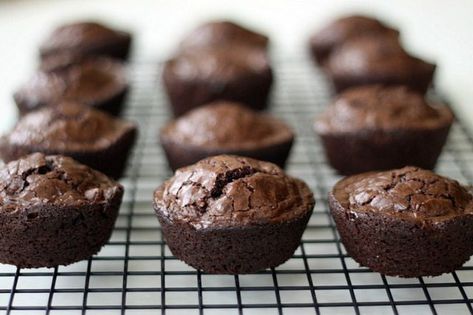 Follow these simple instructions for converting a regular brownie recipe to cupcake brownies, plus tips on adding more flavor to boxed mixes. Brownie Mix Recipes, Finger Foods For Kids, Brownies Recipe Homemade, Mini Brownies, How To Make Brownies, Brownie Cupcakes, Muffin Tin Recipes, Cupcake Tins, Homemade Brownies