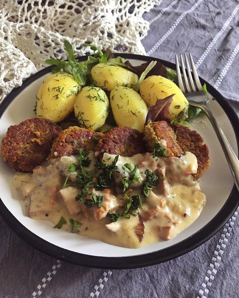 Monika Prokopczyk on Instagram: “Dinner 🥘😎 green lentils falafels with “young potatoes” and chanterelle mushroom sauce 😋 Go veggie 😉 #lentils #falafel #food #healthyfood…” Falafels, Food Meals, Green Lentils, Mushroom Sauce, Meal Ideas, Lentils, Potato Salad, Whole Food Recipes, Stuffed Mushrooms