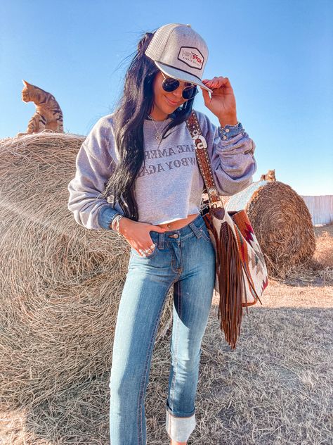 Women’s Casual Western Outfit, Comfy Cowgirl Outfits, Country Winter Outfits Cold Weather, Western Cold Weather Outfit, Western Comfy Outfits, Western Grunge Outfits, Western Athleisure, Cold Western Outfit, Comfy Western Outfits