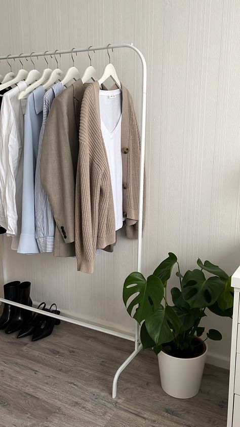 Rail For Clothes Room Ideas, Cloth Rail Ideas, Room Clothing Rack Aesthetic, Clothes Rail Aesthetic, Clothing Rail Aesthetic, Creative Clothing Storage, Outfit Rack, Closet Inspo Aesthetic, Clothes Hanger Ideas