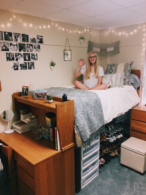 College dorm for girls Beautiful Dorm Room, College Bedroom Decor, Zimmer Diy, Bedroom Closet Storage, Dorm Sweet Dorm, Dorm Inspiration, College Bedroom, College Dorm Room Decor, Dorm Room Designs