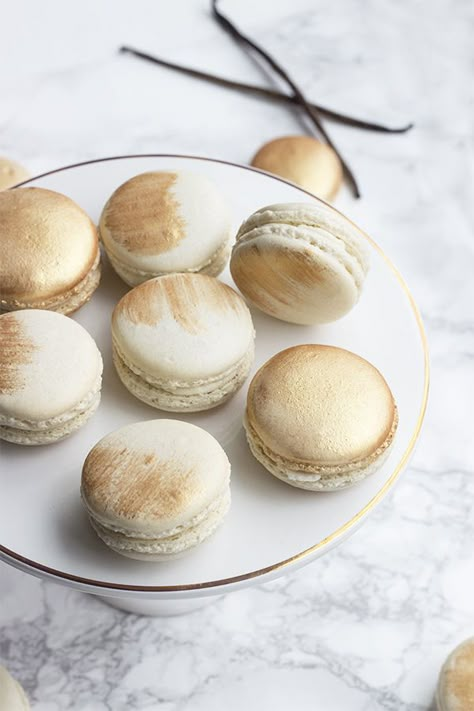 Vanilla Gold Macarons - Naturally Sweetened Vanilla Macaron Recipe White And Gold Macarons, Genshin Wedding, Golden Macarons, Vanilla Macaron Recipe, Vanilla Macaron Recipes, Macaron Decoration, Macaron Ideas, Gold Macarons, Naturally Sweetened Desserts