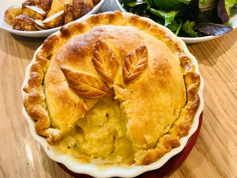 Vegan potato, leek and cheese pie - Globalmouse Travels family travel Pot Pie Vegan, Cheese And Potato Pie, Vegan Quiche, Best Vegan Cheese, Leek And Potato, Potato Leek, Cheese Pie, Cheese Pies, Vegan Potato