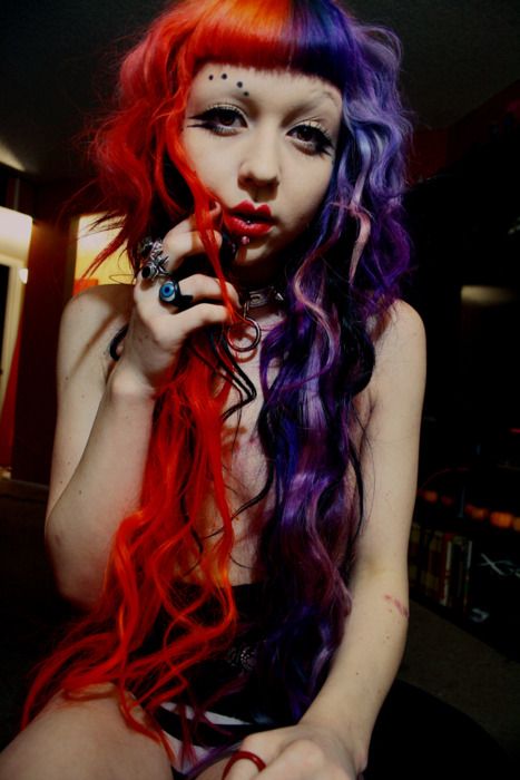 I LOVE her<3 and I think I need to try this split hair eventually. ^_^ Split Dye Ideas, Red Split Dye, Purple Split Dye, Punk Hair Color, Hair Color Combinations, Hair Dye Inspiration, Wig Closet, Two Color Hair, Diy Hair Dye