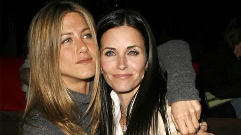 Courteney Cox Let Her Face Fillers Dissolve and You *Have* To See The Before and After | StyleCaster Friends Jennifer Aniston, Celebrity Best Friends, Sweet Birthday Messages, Crazy Celebrities, John Aniston, Face Fillers, Jenifer Aniston, Courtney Cox, Jen Aniston