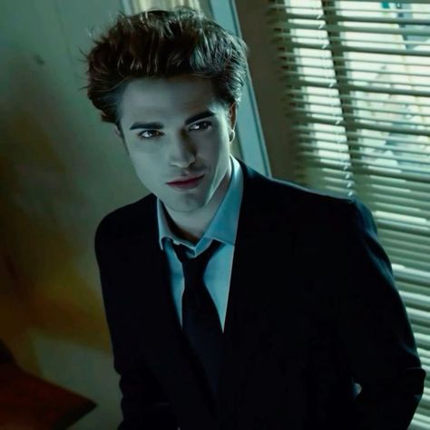 Robert Pattinson Twilight Long Widget, Twilight Edward Aesthetic, Edward Cullen Actor, Edward Cullen Icon, Edward Aesthetic, Edward Cullen Aesthetic, Twilight Nails, Twilight Edward Cullen, Edward Twilight