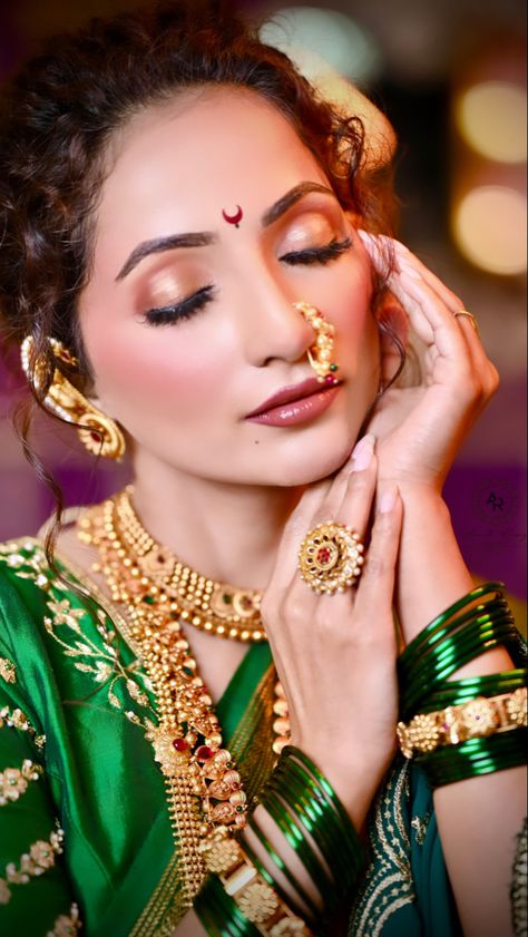 Royal Maharashtrian bride MAKEUP Artist AMRUTA Ransing Maharashtrian Bride Makeup, Maharashtrian Makeup Look, Marathi Bride Makeup, Kashi Bai, Maharashtrian Makeup, Indian Eye Makeup, Bindi Designs, Maharashtrian Bride, Maharashtrian Jewellery