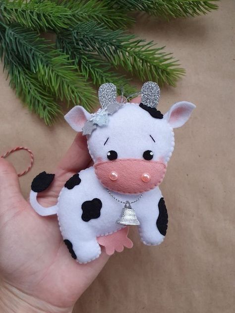 Cow Christmas Ornaments, Christmas Decor Tree, Handmade Felt Ornament, Felt Doll Patterns, Felt Ornaments Patterns, Cow Ornaments, Felt Toys Patterns, Felt Animal Patterns, Felt Crafts Patterns