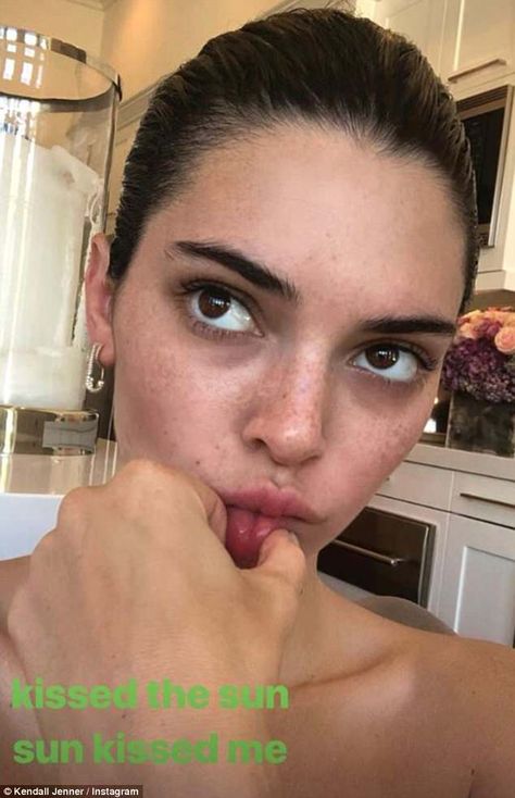 Kendall Jenner shares selfie from relaxing 'sister Sunday' with Khloe | Daily Mail Online Kendall Jenner Without Makeup, Kendall Jenner Maquillaje, Maquillaje Kylie Jenner, Kendall Ve Kylie, Stile Kendall Jenner, Look Kylie Jenner, Robert Kardashian, Kim K Style, Kendall Style