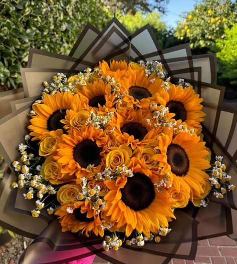 Diy Sunflower Bouquet, Sunflower Bouquet Aesthetic, Sunflower Bouquet Gift, Sunflowers Bouquet, Luxury Flower Bouquets, Flower Bouquet Diy, Flower Gift Ideas, Boquette Flowers, Sunflower Bouquets