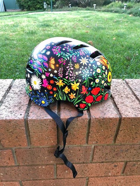 Bike Helmet Stickers, Skater Helmet Aesthetic, Custom Painted Motorcycle Helmets, Bike Helmet Aesthetic, Helmet Painting Ideas, Painted Bike Helmet, Helmet Aesthetic, Painted Helmet, Custom Helmet Paint