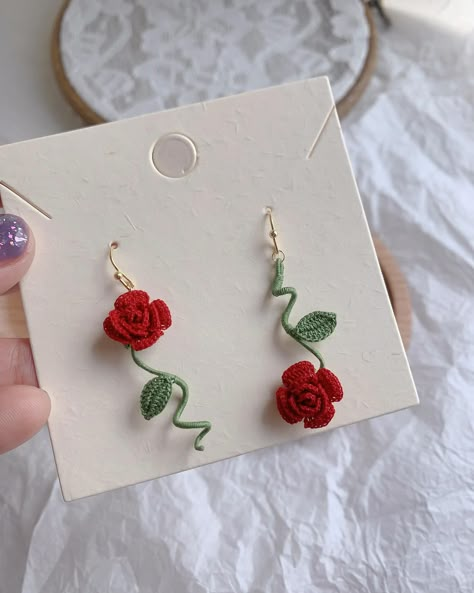 🌹✨ New rose flower earrings 🌹✨ Crochet Cute Earrings, Crochet Earrings Pattern Tutorials, Microcrochet Earrings, Earring Crochet, Roses Earrings, Crochet Flower Earrings, Crochet Jewelry Necklace, Small Crochet Gifts, Crochet Beanie Pattern Free