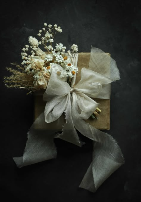 Bridal Bouquet Ribbon, Dove Peace, Pretty Gift Wrapping Ideas, Bouquet Ribbon, Elegant Gift Wrapping, Creative Gift Wraps, Gift Wrapping Inspiration, Ribbon Bouquet, Astuces Diy