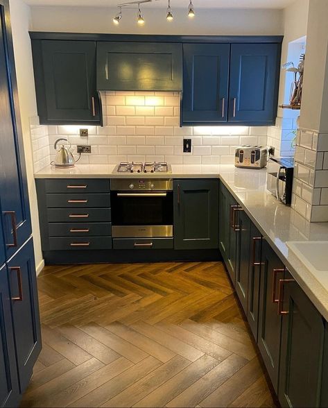 EvoCore Premium Herringbone Crafted Georgian Oak ✨🧡 Do we need to say more? We are in awe of @taylortribulation kitchen 😍🧡 👉 Order FREE Samples via the website to see the quality for yourself #flooringsuperstore #flooringideas #kitchenideas #darkwoodfloors #kitchen #luxuryvinylflooring #lvtflooring #home #instahome #homedecor Herringbone Wood Floor Kitchen, Herringbone Kitchen Floor, Herringbone Floor Kitchen, Kitchen Herringbone Floor, Oak Floor Kitchen, Herringbone Kitchen, Direct Wood Flooring, Studio Floor Plans, Bungalow Kitchen