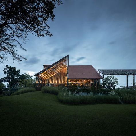 Cafe Architecture, Cafe Exterior, Factory Architecture, Roof Architecture, Solar Panels For Home, Thatched Roof, Glass Facades, Luz Natural, Roof Design