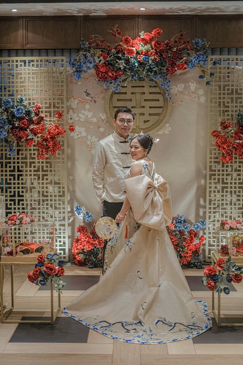 Chinese Engagement Dress, Sangjit Dress Modern, Crazy Rich Asians Wedding, Dekor Pelaminan, Sangjit Dress, Sangjit Decoration, Chinese Engagement, Chinese Style Wedding Dress, Modern Chinese Wedding Dress