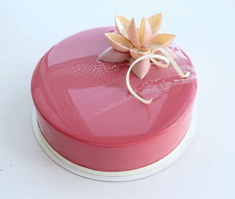 Lily Entrements Cake Decoration, Pink Mirror Glaze Cake, Mirror Cakes, Glaze Cake, Mirror Glaze Cake, Mirror Cake, Mirror Glaze, Beautiful Desserts, Fancy Desserts