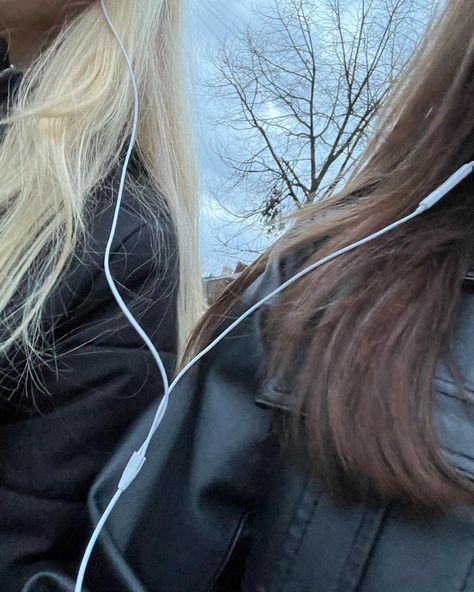 Sharing Headphones, Wired Headphones, That One Friend, Couple Goals, Love Her, Long Hair Styles, Hair Styles, Hair, Beauty