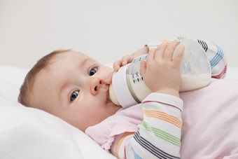 What is Baby Bottle Tooth Decay?  It's tooth decay that occurs in infants and young children, and it's actually preventable by taking a few simple precautions with their baby teeth. Small Dental Office, Teeth Decay, Wisdom Teeth Funny, Tooth Extraction Aftercare, Kids Hygiene, Tooth Extraction Healing, Baby Bottle Tooth Decay, Dental Surgery Food, Dentist Teeth