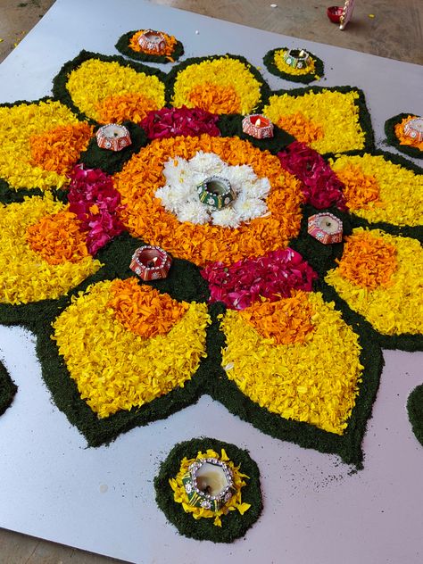 Floral Rangoli Designs Flower, Rangoli Degins, Floral Rangoli, Pookalam Design, Simple Flower Rangoli, Flowers Rangoli, Texture Designs, Cute Drawings Of Love, Flower Carpet