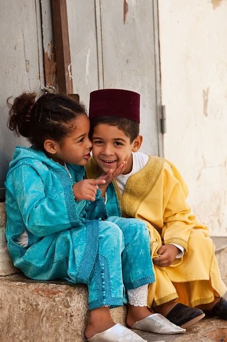 Moroccan children...adorable. Aid El Fitr, Moroccan Clothing, Moroccan Dress, We Are The World, People Of The World, 인물 사진, Small World, Little People, People Around The World