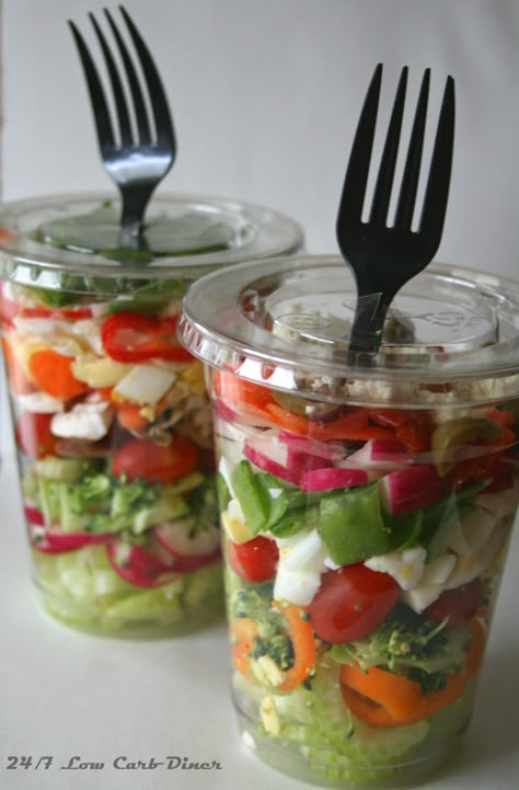 Great option for a healthy grab-and-go lunch or dinner, or for travel. Chopped Salad in a Cup Salad In A Cup, Salad Cups, Beach Meals, Boat Food, Makanan Diet, S'mores, Picnic Food, Lunch To Go, Chopped Salad