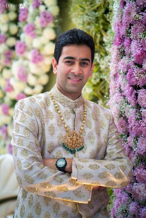 Groom Jewellery Styling Tips For The Experimental Grooms-To-Be! #shaadiwish #indianwedding #groom #groomwear #groomweartrends #safa #safaideas #safadesigns #groomjewellery Wedding Necklace For Men, Puligoru Chains For Boys, Puligoru Chains For Men, Baby Boy Jewelry Gold Indian, Puligoru Designs For Men, Groom Mala, Groom Wedding Jewellery, Groom Jewellery, Groom Dress Men