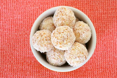 The easiest NO-BAKE APRICOT, WHITE CHOCOLATE & COCONUT BALLS! Just like the ones you used to buy at the school canteen. So delicious... there's no way you can stop at just one! Thermomix Baking, Apricot Recipes, Australian Food, Easy Treats, Lunch Box Recipes, Xmas Food, Thermomix Recipes, Christmas Baking, White Chocolate